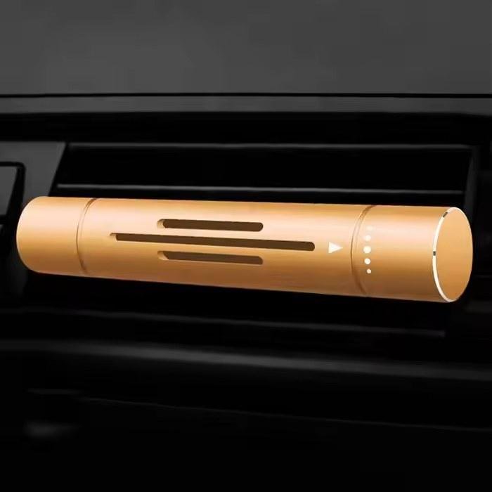 Odorizante Fasten em metal dourado encaixado na saída de ar do carro